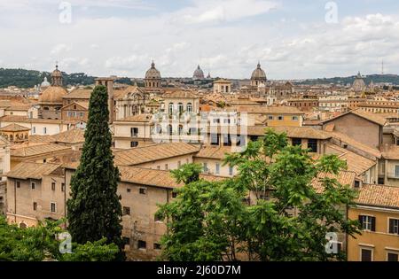 Malerischer Blick auf die traditionelle italienische Skyline und Architektur in der Stadt Rom, Italien 02 Stockfoto