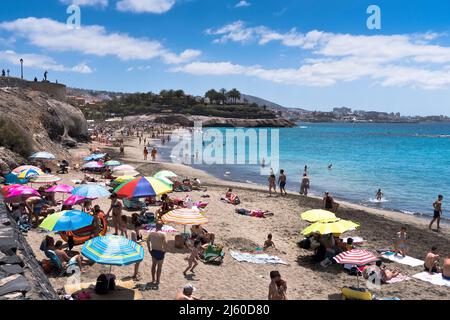 dh Playa del Duque COSTA ADEJE TENERIFFA Touristen Urlaub Strand Menschen Südküste Strände Touristen blauer Himmel Urlauber Stockfoto