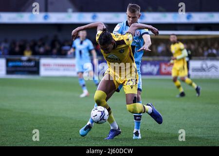 SUTTON, GROSSBRITANNIEN. APRIL 26. Alistair Smith von Sutton United wird während des Sky Bet League 2-Spiels zwischen Sutton United und Crawley Town am Dienstag, dem 26.. April 2022, im Knights Community Stadium, Gander Green Lane, Sutton, gefoult. (Kredit: Tom West | MI News) Kredit: MI Nachrichten & Sport /Alamy Live News Stockfoto