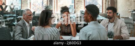 Wichtige treffen. Gruppe von Geschäftsleuten etwas diskutieren und zusammen arbeiten, während Sie im Büro sitzen Stockfoto