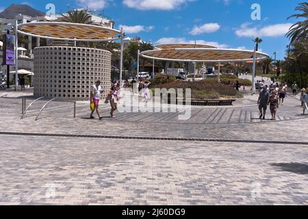 dh Playa del Duque COSTA ADEJE TENERIFFA Touristen Urlaub Menschen Südküste plaza Stockfoto