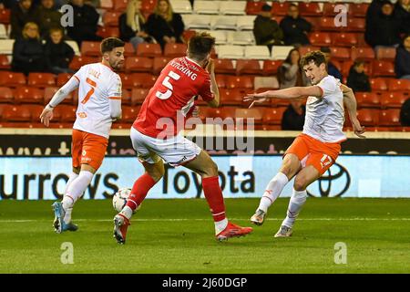 Matty Virtue #17 von Blackpool schießt auf das Tor Stockfoto