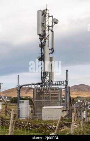 Vodafone 5G Mast in ländlicher Umgebung in der Grafschaft Kerry, Irland. Stockfoto