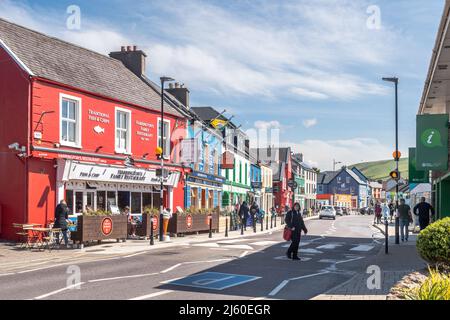 Restaurants, Pubs und Geschäfte auf der Strand Street in Dingle, County Kerry, Irland. Stockfoto