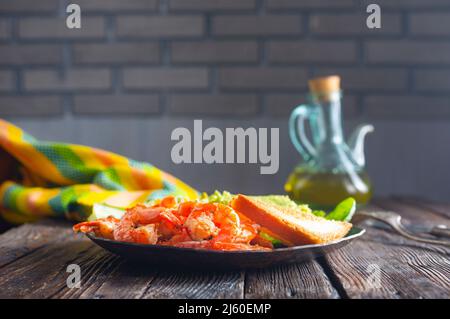 Gebratene Garnelen mit frischer Avocado und Toast Stockfoto