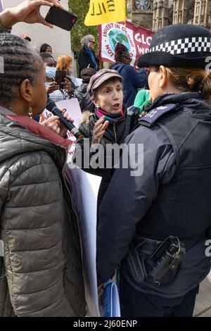 London, England, Großbritannien 26. April 2022 Alle Afrikanischen Frauengruppen und Frauen der Farbe protestieren gegen den Gesetzentwurf der Nationalitäten und Grenzen im Oberhaus. Der Protest wurde gewaltsam geschlossen und Frauen drohten mit einer Verhaftung aufgrund der Verwendung eines Mikrofons und Sprechers, durch die die Frauen Reden hielten. Stockfoto