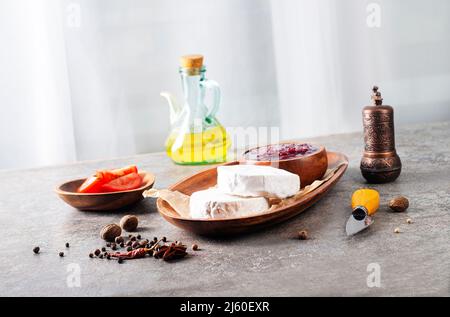 Camembert Käse mit Feigen, Himbeermarmelade. Rundbrie oder Camambert-Käse auf Schneidebrett Stockfoto