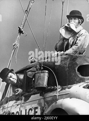 Peter Cook, Dudley Moore, am Set des britischen Films, „The Bed Sitting Room“, United Artists, 1969 Stockfoto