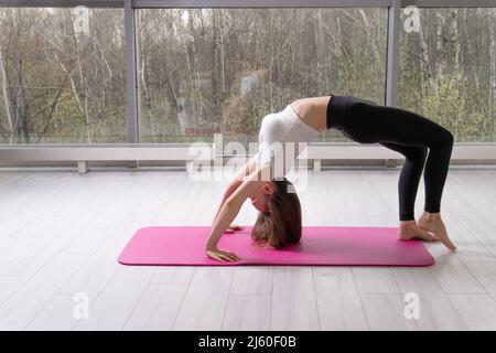 Auf Brücke steht die Pose der in-MAT Fitness Matte mfr, für kaukasische Heimat in der Klasse für junge Person, Body Girl. Gymnastik glücklich Kopie, Form Stockfoto