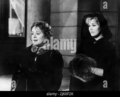 Elsa Lanchester, Kim Novak, On-Set of the Film, 'Bell, Book and Candle', Columbia Pictures, 1958 Stockfoto