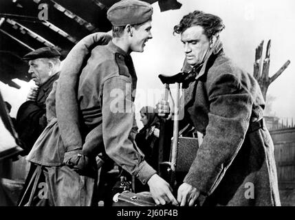 Vladimir Ivashov, Yevgeni Urbansky, am Set des sowjetischen Films, „Ballad of a Soldier“, Russisch: „Ballada o soldate“, Mosfilm, 1959, US-Veröffentlichung: Kingsley International, 1960 Stockfoto