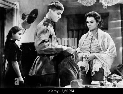 Zhanna Prokhorenko, Vladimir Ivashov, Valentina Markova, am Set des sowjetischen Films, „Ballad of a Soldier“, Russisch: „Ballada o soldate“, Mosfilm, 1959, US-Veröffentlichung: Kingsley International, 1960 Stockfoto