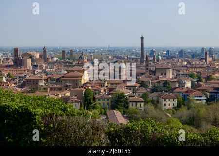 Skyline von Bologna Panoramablick von der Kirche San Michele in Bosco, Bologna, Emilia-Romagna, Norditalien, April 2022 Stockfoto