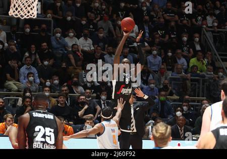 Bologna, Italien. 26. April 2022. Kevin Hervey (Segafredo Virtus Bologna) während des Viertelfinalmeisterschaften-Eurocup-Spiels Segafredo Virtus Bologna gegen. Ratiopharm Ulm im Sportpalast Paladozza - Bologna, 26. April 2022 Quelle: Independent Photo Agency/Alamy Live News Stockfoto