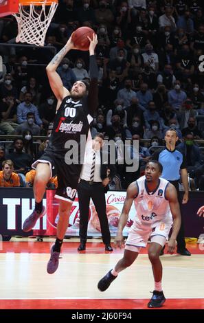 Bologna, Italien. 26. April 2022. Isaia Cordinier (Segafredo Virtus Bologna) während des Viertelfinalmeisterschaften Eurocup-Spiels Segafredo Virtus Bologna gegen. Ratiopharm Ulm im Sportpalast Paladozza - Bologna, 26. April 2022 Quelle: Independent Photo Agency/Alamy Live News Stockfoto