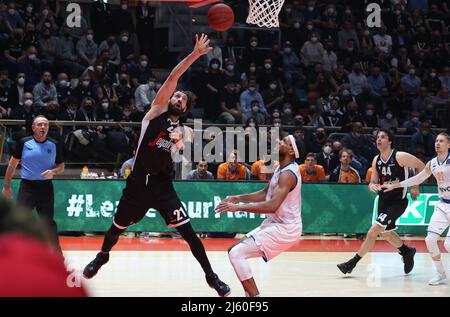 Bologna, Italien. 26. April 2022. Tornike Shengelia (Segafredo Virtus Bologna) während des Viertelfinalmeisterschaften-Eurocup-Spiels Segafredo Virtus Bologna gegen. Ratiopharm Ulm im Sportpalast Paladozza - Bologna, 26. April 2022 Quelle: Independent Photo Agency/Alamy Live News Stockfoto