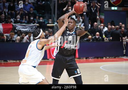 Bologna, Italien. 26. April 2022. Kevin Hervey (Segafredo Virtus Bologna) während des Viertelfinalmeisterschaften-Eurocup-Spiels Segafredo Virtus Bologna gegen. Ratiopharm Ulm im Sportpalast Paladozza - Bologna, 26. April 2022 Quelle: Independent Photo Agency/Alamy Live News Stockfoto