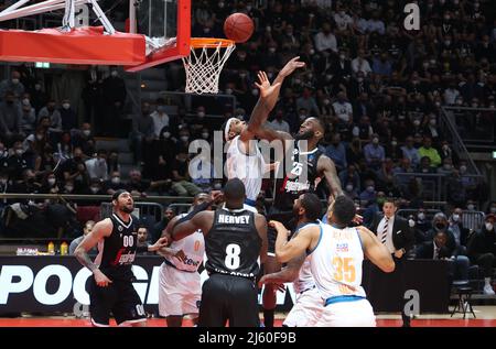Bologna, Italien. 26. April 2022. Jakarr Sampson (Segafredo Virtus Bologna) während des Viertelfinalmeisterschaften-Eurocup-Spiels Segafredo Virtus Bologna gegen. Ratiopharm Ulm im Sportpalast Paladozza - Bologna, 26. April 2022 Quelle: Independent Photo Agency/Alamy Live News Stockfoto