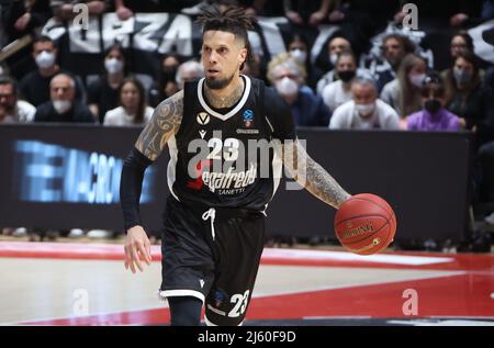 Bologna, Italien. 26. April 2022. Daniel Hackett (Segafredo Virtus Bologna) während des Viertelfinalmeisterschaften-Eurocup-Spiels Segafredo Virtus Bologna gegen. Ratiopharm Ulm im Sportpalast Paladozza - Bologna, 26. April 2022 Quelle: Independent Photo Agency/Alamy Live News Stockfoto