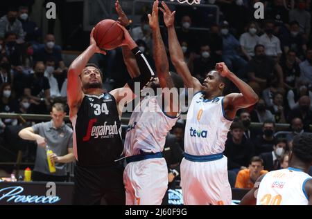 Bologna, Italien. 26. April 2022. Kyle Weems (Segafredo Virtus Bologna) während des Viertelfinalmeisterschaften-Eurocup-Spiels Segafredo Virtus Bologna gegen. Ratiopharm Ulm im Sportpalast Paladozza - Bologna, 26. April 2022 Quelle: Independent Photo Agency/Alamy Live News Stockfoto