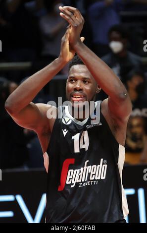 Bologna, Italien. 26. April 2022. Mouhammadou Jaiteh (Segafredo Virtus Bologna) während des Viertelfinalmeisterschaften-Eurocup-Spiels Segafredo Virtus Bologna gegen. Ratiopharm Ulm im Sportpalast Paladozza - Bologna, 26. April 2022 Quelle: Independent Photo Agency/Alamy Live News Stockfoto