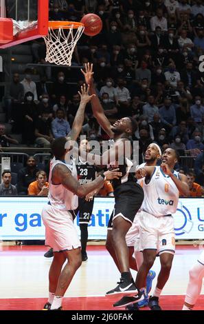 Bologna, Italien. 26. April 2022. Jakarr Sampson (Segafredo Virtus Bologna) während des Viertelfinalmeisterschaften-Eurocup-Spiels Segafredo Virtus Bologna gegen. Ratiopharm Ulm im Sportpalast Paladozza - Bologna, 26. April 2022 Quelle: Independent Photo Agency/Alamy Live News Stockfoto