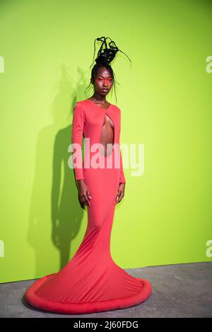 London, Großbritannien. 26. April 2022. Ein Model nimmt am 26. April 2022 am internationalen Woolmark-Preis-Finale 2022 in London am Fotocall Teil.Quelle: SOPA Images Limited/Alamy Live News Stockfoto