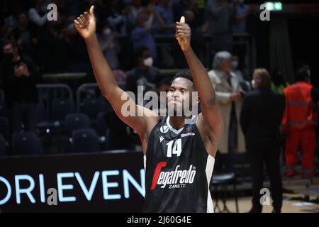 Bologna, Italien. 26. April 2022. Mouhammadou Jaiteh (Segafredo Virtus Bologna) während des Viertelfinalmeisterschaften-Eurocup-Spiels Segafredo Virtus Bologna gegen. Ratiopharm Ulm im Sportpalast Paladozza - Bologna, 26. April 2022 Quelle: Independent Photo Agency/Alamy Live News Stockfoto