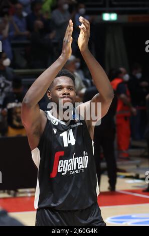 Bologna, Italien. 26. April 2022. Mouhammadou Jaiteh (Segafredo Virtus Bologna) während des Viertelfinalmeisterschaften-Eurocup-Spiels Segafredo Virtus Bologna gegen. Ratiopharm Ulm im Sportpalast Paladozza - Bologna, 26. April 2022 Quelle: Independent Photo Agency/Alamy Live News Stockfoto