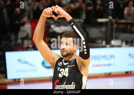 Bologna, Italien. 26. April 2022. Kyle Weems (Segafredo Virtus Bologna) nDurch das Viertelfinale des Eurocup-Spiels Segafredo Virtus Bologna vs. Ratiopharm Ulm im Sportpalast Paladozza - Bologna, 26. April 2022 Quelle: Independent Photo Agency/Alamy Live News Stockfoto