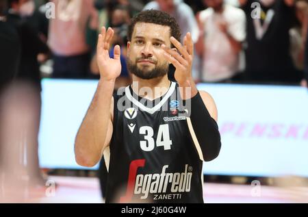 Bologna, Italien. 26. April 2022. Kyle Weems (Segafredo Virtus Bologna) während des Viertelfinalmeisterschaften-Eurocup-Spiels Segafredo Virtus Bologna gegen. Ratiopharm Ulm im Sportpalast Paladozza - Bologna, 26. April 2022 Quelle: Independent Photo Agency/Alamy Live News Stockfoto