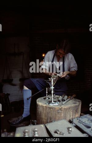 Williamsburg, VA. USA 9/1987. Silberschmied-Meister von Colonial Williamsburg. Handgefertigter Silberservice, Embleme, Schnallen und Tischservice. Stockfoto