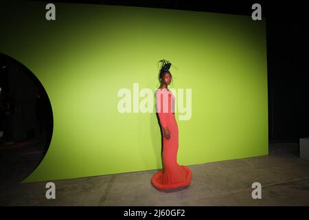 London, Großbritannien. 26.. April 2022. Model fotografiert beim Finale des Internationalen Woolmark-Preises 2022 im 180 Strand in London Credit: John Davies/Alamy Live News Stockfoto