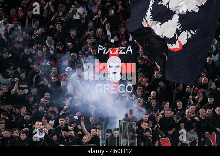 Rom, Italien. 24. April 2022. Unterstützer des AC Mailand während der Serie Ein Spiel zwischen SS Lazio und AC Mailand im Stadio Olimpico, Rom, Italien am 24. April 2022. Kredit: Giuseppe Maffia/Alamy Live Nachrichten Stockfoto