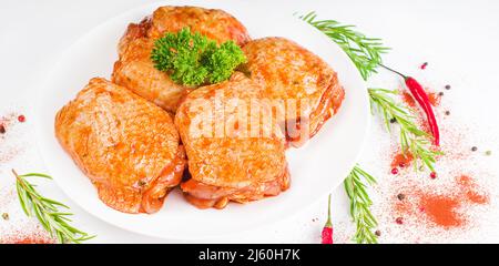 Hintergrund für ein Banner von Hühnerschenkeln mit Gewürzen.Roh mariniertes Hühnerfleisch mit Gewürzen zum Kochen BBQ weißen Hintergrund. Draufsicht.Komfort Stockfoto