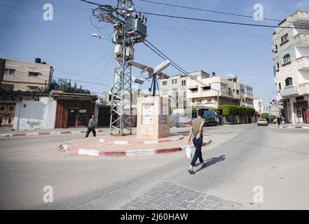 Gaza, Palästina. 26. April 2022. Ein Palästinenser kommt an einem Modell einer Drohne namens „'Ababil'“ im Zentrum des Gazastreifens vorbei und ist die erste Drohne, die vor Ort hergestellt wurde und von den Ingenieuren der Kassam Brigaden, dem militärischen Flügel der islamischen Bewegung Hamas im Gazastreifen, entwickelt wurde. (Bild: © Yousef Masoud/SOPA Images via ZUMA Press Wire) Stockfoto