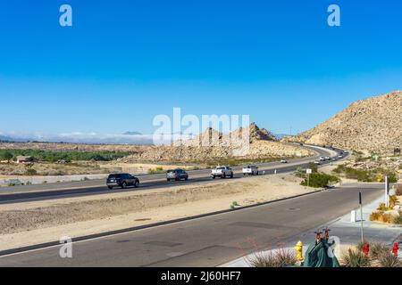 Apple Valley, CA, USA – 20. April 2022: Morgenverkehr auf der State Route 18 in der Stadt Apple Valley, Kalifornien. Stockfoto