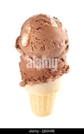Schokolade Rocky Road Eiscreme Kone auf weißem Hintergrund Stockfoto