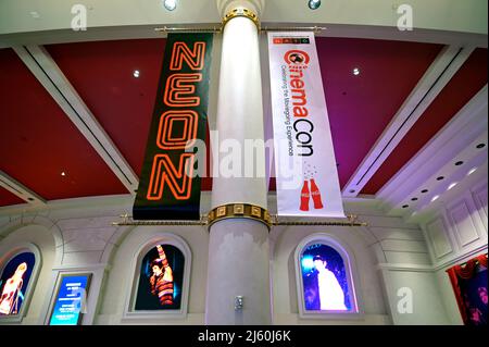 Las Vegas, USA. 26. April 2022. Neon-Schilder werden während der CinemaCon 2022 am 26. April 2022 im Caesars Palace Hotel und Casino in Las Vegas, Nevada, ausgestellt. (Foto: David Becker/Sipa USA) Quelle: SIPA USA/Alamy Live News Stockfoto