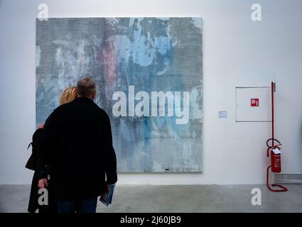 VENEDIG, ITALIEN - 20. April: Gemälde von Jacqueline Humphries auf der Internationalen Kunstausstellung 59. der Biennale Venedig am 20. April 2022 Stockfoto