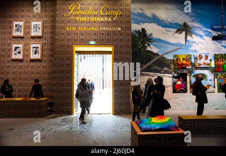 Venedig, Italien - April 20: Installation von Yuki Kihara mit dem Titel Paradise Camp. Neuer Zeland-Pavillon auf der Internationalen Kunstausstellung von Venedig 59. Stockfoto