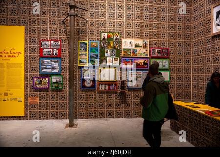 Venedig, Italien - April 20: Installation von Yuki Kihara mit dem Titel Paradise Camp. Neuer Zeland-Pavillon auf der Internationalen Kunstausstellung von Venedig 59. Stockfoto