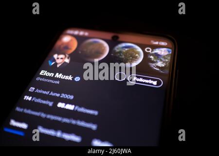 Slowenien, Ljubljana 2022. April 27: Twitter-Profil von Elon Musk auf dem Bildschirm. Stockfoto