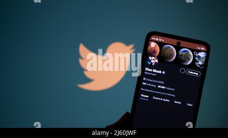 Slowenien, Ljubljana 2022. April 27: Twitter-Profil von Elon Musk auf dem Bildschirm. Stockfoto