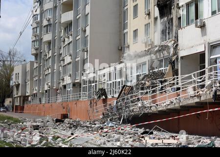 Odessa, Ukraine. 24. März 2022. Ruinen eines zerstörten Gebäudes, nachdem eine Rakete ein mehrstöckiges Wohngebäude getroffen hatte. Mindestens acht Zivilisten wurden getötet, weitere 18 verletzt. Krieg Russlands gegen die Ukraine. (Foto: Viacheslav Onyshchenko/SOPA Images/Sipa USA) Quelle: SIPA USA/Alamy Live News Stockfoto