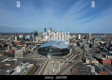 Eine Luftaufnahme des US Bank Stadions, der Heimat der Minnesota Vikings, Sonntag, 3. April 2022, in Minneapolis. Stockfoto