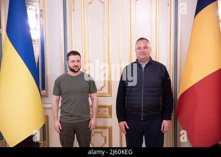 Kiew, Ukraine. 26. April 2022. Der ukrainische Präsident Wolodymyr Zelenskyy, rechts, mit dem rumänischen Premierminister Nicolae Ciuca vor ihrem persönlichen Treffen am 26. April 2022 in Kiew, Ukraine. Rumänien ist NATO-Mitglied und hat der Ukraine materielle Unterstützung bei der Bekämpfung der russischen Invasion geleistet. Quelle: Ukrainische Präsidentschaft/Ukrainische Präsidentschaft/Alamy Live News Stockfoto