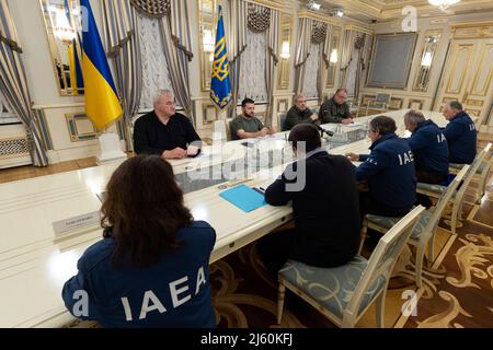 Kiew, Ukraine. 26. April 2022. Der ukrainische Präsident Wolodymyr Zelenskyy, Zentrum, trifft sich mit dem Generaldirektor der Internationalen Atomenergiebehörde Rafael Mariano Grossi zum 36.. Jahrestag des Unfalls von Tschornobyl am 26. April 2022 in Kiew, Ukraine. Quelle: Ukrainische Präsidentschaft/Ukrainische Präsidentschaft/Alamy Live News Stockfoto