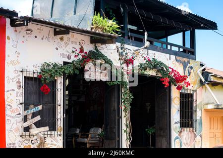 Ruta de las Flores, El Salvador - 29. Januar 2022: Fassade eines Hostelgebäudes mit dekorativen Wänden und Pflanzen Stockfoto