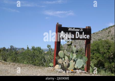 Agua Dulce, California, USA 17. April 2022 Ein allgemeiner Blick auf die Atmosphäre der Agua Dulce Canyon Road, wo sich der Naturpark Vasquez Rocks am 17. April 2022 in Agua Dulce, Kalifornien, USA, befindet. Foto von Barry King/Alamy Stockfoto Stockfoto